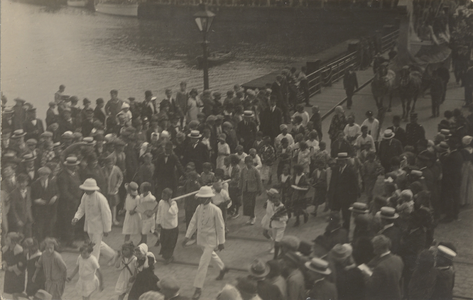 21545 Optocht bij de schipbrug ter gelegenheid van de Landbouwtentoonstelling te Vlissingen.