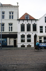 21613 Woon- en winkelpanden aan de zuidwand van de Coosje Buskenstraat, gelegen tussen de Noordstraat en de Walstraat. ...
