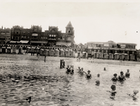 21622 Zeebad, het badstrand met badkoetsen. Op de achtergrond ziet men Boulevard Evertsen met het Strandhotel (midden) ...