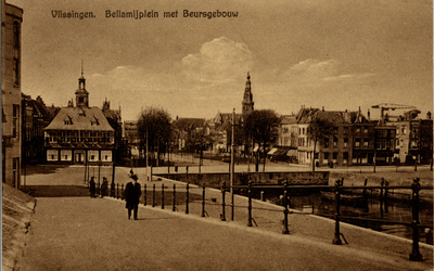21750 'Vlissingen. Bellamijplein met Beursgebouw' Op de achtergrond van l. naar r.: Het Beursplein met Beursgebouw, het ...