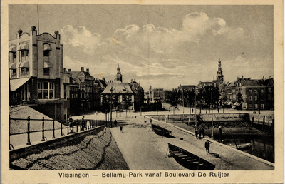 21751 'Vlissingen - Bellamy-Park vanaf Boulevard De Ruijter' Het Beursplein met Beursgebouw en het Bellamypark gezien ...