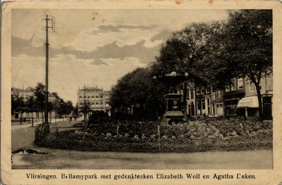21769 'Vlissingen. Bellamypark met gedenkteeken Elizabeth Wolf en Agatha Deken.' Bellamypark gezien richting noord met ...