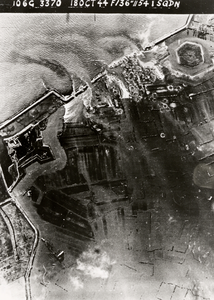 21808 Luchtfoto van Ritthem. De gebombardeerde Rammekensdijk. Het water stroomt door de gaten bij voormalig fort Zoutman