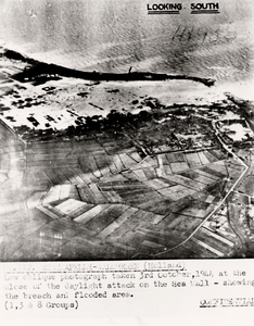 21814 Luchtfoto van Westkapelle. De gebombardeerde dijk en het overstroomde gebied
