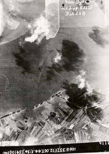 21815 Luchtfoto van de gebombardeerde dijk bij Veere
