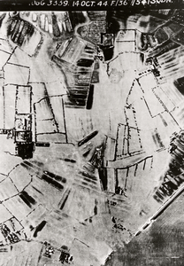 21816 Luchtfoto van Veere. De gebombardeerde dijk en omgeving