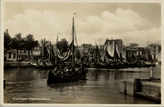 21851 'Vlissingen-Visschershaven.' De vissersvloot in de Engelse- of Vissershaven met op de achtergrond de Nieuwendijk. ...