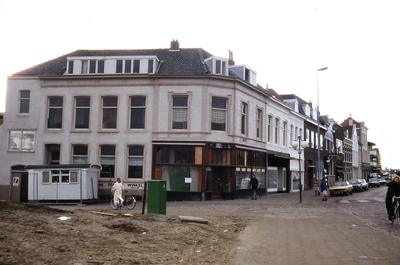 21854 Het voormalige pand van bakkerij Speckens dat deel uitmaakt van de te slopen panden tussen Coosje Buskenstraat en ...
