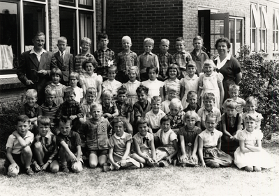 21862 Klas 1 van de Oranjeschool in de Bloemenlaan. Bovenste rij: links hoofdonderwijzer de Groot, rechts juffrouw ...