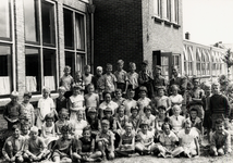 21870 Klas 2 van de Oranjeschool in de Bloemenlaan. Bovenste rij van l. naar r.: Piet Steketee, Erik Bode, Rook ...