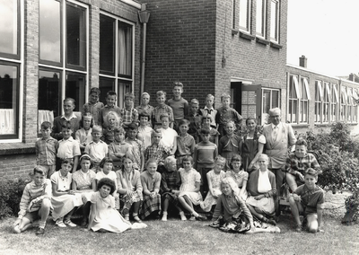 21893 Klas 5 van de Oranjeschool in de Bloemenlaan. Bovenste rij van l. naar r.: hoofdonderwijzer de Groot, Jan Castel, ...
