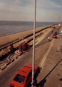 21959 Het versterken van de zeewering aan de Boulevards. Op de foto ziet men een overzicht van de werkzaamheden aan ...