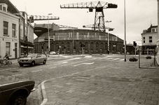 21994 Het Betje Wolffplein na herinrichting. De rotonde is weg en er zijn verkeerslichten geplaatst. Op de achtergrond ...