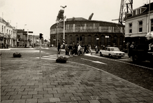 21995 Het Betje Wolffplein na herinrichting. De rotonde is weg en er zijn verkeerslichten geplaatst.Op de achtergrond ...