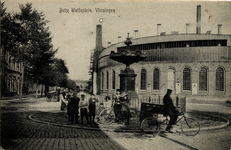 22006 'Betje Wolfsplein, Vlissingen'. Fontein op het Betje Wolffplein met daarachter de Aagje Dekenstraat en de ...