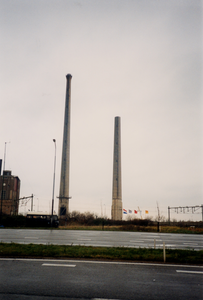 22147 De schoorstenen van de Provinciale Zeeuwsche Electriciteits-Maatschappij (PZEM) centrale langs het Kanaal door ...