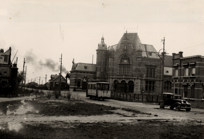 22182 Het station aan het Stationsplein. Het werd officieel geopend op 23 aug. 1894. Naast het station, aan de Prins ...