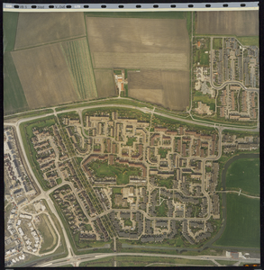 22228 Verticale luchtfoto van Vlissingen. Noord boven, zuid onder. De wijken Rosenburg in aanbouw, de wijk Bossenburgh ...