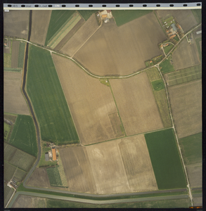 22247 Verticale luchtfoto. Noord boven, zuid onder. Landbouwgebied Noordbeek ten noorden van de Vlissingse watergang ...
