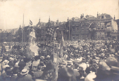 22277 Onthulling van het standbeeld van Frans Naerebout op Boulevard Bankert. Op de achtergrond de huizen aan de Coosje ...