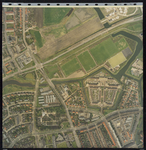 22279 Verticale luchtfoto van Vlissingen. Noord boven, zuid onder. Van midden onder naar rechts boven loopt de ...