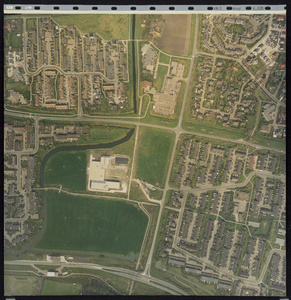 22379 Verticale luchtfoto van Vlissingen. Noord boven, zuid onder. Links onder een gedeelte van de wijk Bossenburgh, ...