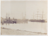 22402 De Buitenhaven vanuit het zuiden gezien met de 'Stad Middelburg' van de Stoomvaartmij. Zeeland aan de ponton