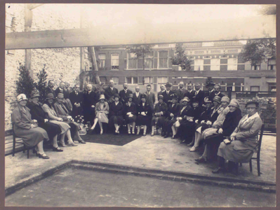 22413 Bestuur en genodigden bij de 1e steenlegging van de Nutsspaarbank. De opening vond plaats op 17 jan. 1930. Op de ...