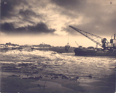 22419 Tweede Wereldoorlog. Inundatie van Walcheren, het gat in de Nolledijk na de mislukte sluiting met weggeslagen caissons