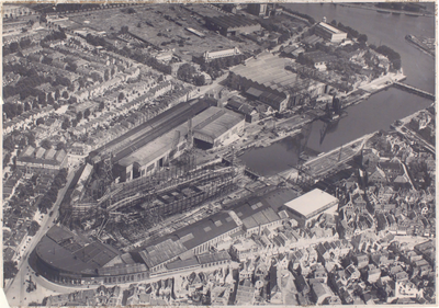 22449 Luchtfoto van Vlissingen met centraal de gebouwen en terreinen van de Koninmklijke Maatschappij de Schelde (KMS). ...