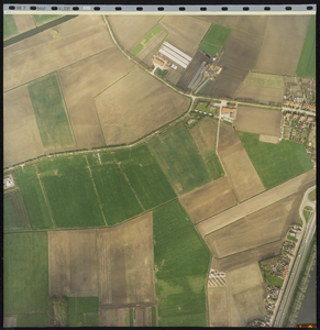 22463 Verticale luchtfoto van Souburg. Noord boven, zuid onder. Landbouwgebied ten noorden van de Vrijburgstraat met ...