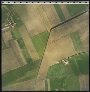 22471 Verticale luchtfoto van Souburg. Noord boven, zuid onder. Landbouwgebied Vrijburg links en rechts van de ...