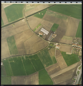 22472 Verticale luchtfoto van Souburg. Noord boven, zuid onder. Landbouwgebied ten noorden van de Vrijburgstraat met ...