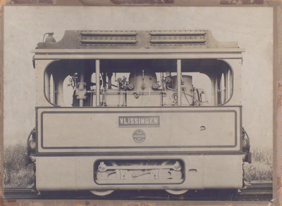 22497 Afbeelding van tramlocomotief 'Vlissingen'. Betreft waarschijnlijk een fabrieksopname. Met aan de achterzijde ...