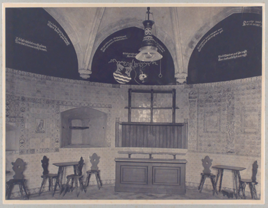 22503 Interieur van de Westpoort of Gevangentoren op Boulevard de Ruyter. Van juni 1895 tot 1914 ingericht als Oudheidskamer.