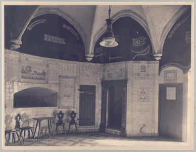 22507 Interieur van de Westpoort of Gevangentoren op Boulevard de Ruyter. Van juni 1895 tot 1914 ingericht als Oudheidskamer.