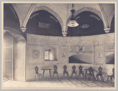 22509 Interieur van de Westpoort of Gevangentoren op Boulevard de Ruyter. Van juni 1895 tot 1914 ingericht als Oudheidskamer.
