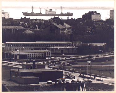 22555 Luchtfoto van Vlissingen. Overzichtsfoto met op de voorgrond de kruising Sloeweg-Gerbrandystraat. In het midden ...