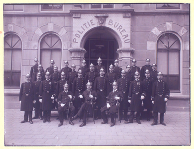 22581 Groepsfoto van het Vlissingse politiekorps voor het politiebureau in Vlissingen. De foto is genomen ter ...