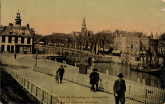 22616 'Gezicht op Beursplein en Nieuwedijk. Vlissingen' Links het Beursgebouw, rechts daarvan de Koopmanshaven en de ...