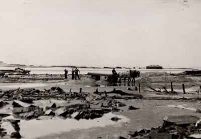 22628 Tweede Wereldoorlog. Bombardement op 7 okt. 1944 op de Nolledijk. Na enkele mislukte pogingen is het gat in de ...