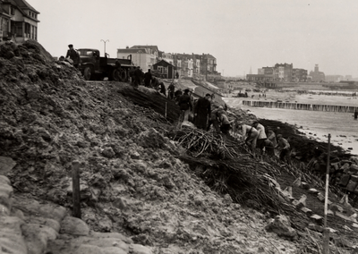 22648 Stormvloedramp van 1 februari 1953. Herstelwerkzaamheden in gat van Boulevard Evertsen bij het Wooldhuis.