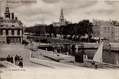 22678 'Beursplein, Vlissingen', met links het Beursgebouw en rechts daarvan de Koopmanshaven en de Bellamykade. Op de ...