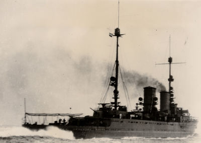 22686 Hr.Ms. kruiser Java vertrekt uit de Buitenhaven. 31 mei 1916 bij de Kon. Mij De Schelde op stapel gezet. 6-8-1921 ...