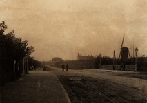 22715 De Badhuisstraat met midden de brug over de watergang, deze dateert van 1885. Op 27 juni 1885 werd de brug over ...
