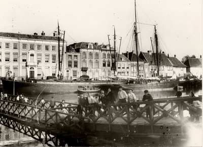 22716 Tonnenbrug en Dokkade. Het Admiraalshuis (links) was het geboortehuis van Constantin Guys (1803), later het ...