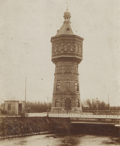 22720 De Badhuisstraat met de Watertoren. Eerste steen gelegd door Paul Gruber op 10 juli 1894. Links het houten kan- ...