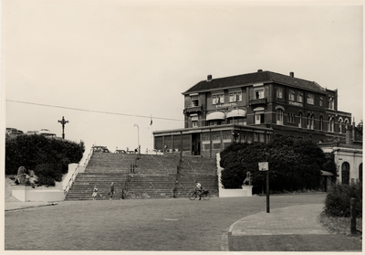22724 Raadsbesluit 16 maart 1907 tot vervanging van de houten trappen eind Badhuisstraat door betonnen trappen. De ...