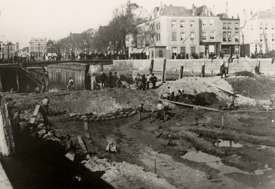 22729 Begin van de demping van de achter de brug gelegen Koopmanshaven (op de achtergrond te zien)