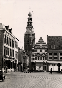 22757 Een gedeelte van het Bellamypark met in het midden van de foto de Kerkstraat en daarachter de St. Jacobstoren